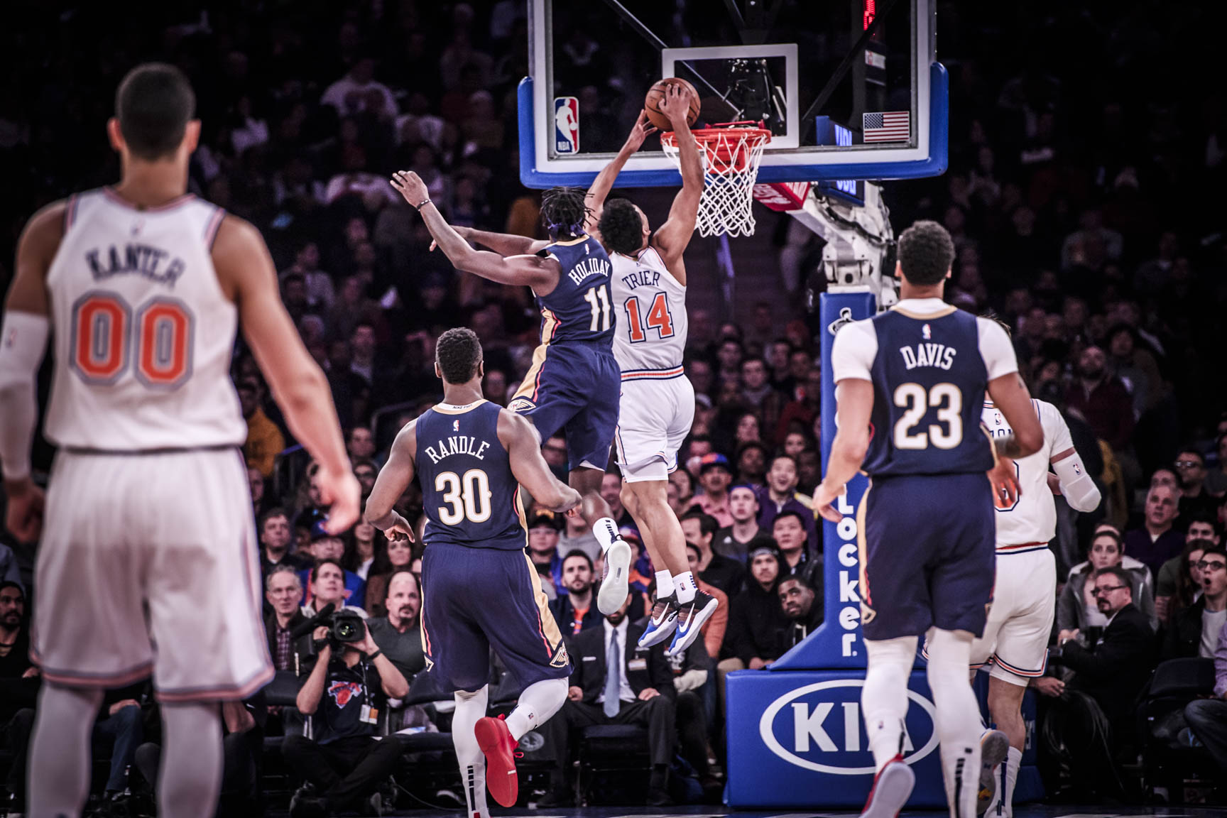 包含鹈鹕横扫尼克斯，莫里斯爆发神勇的词条