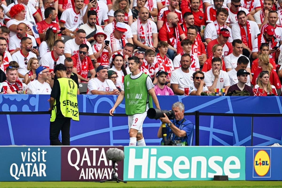 波兰绝地反击马赛，莱万统治全场的简单介绍