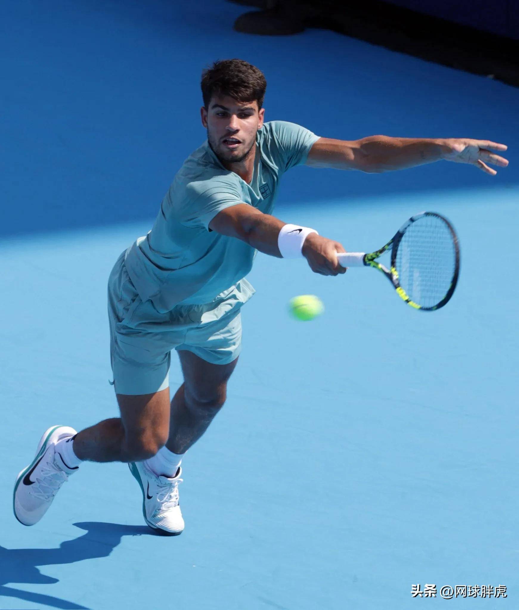 包含欧洲网球队力克意大利网球队，费德勒关键制胜的词条