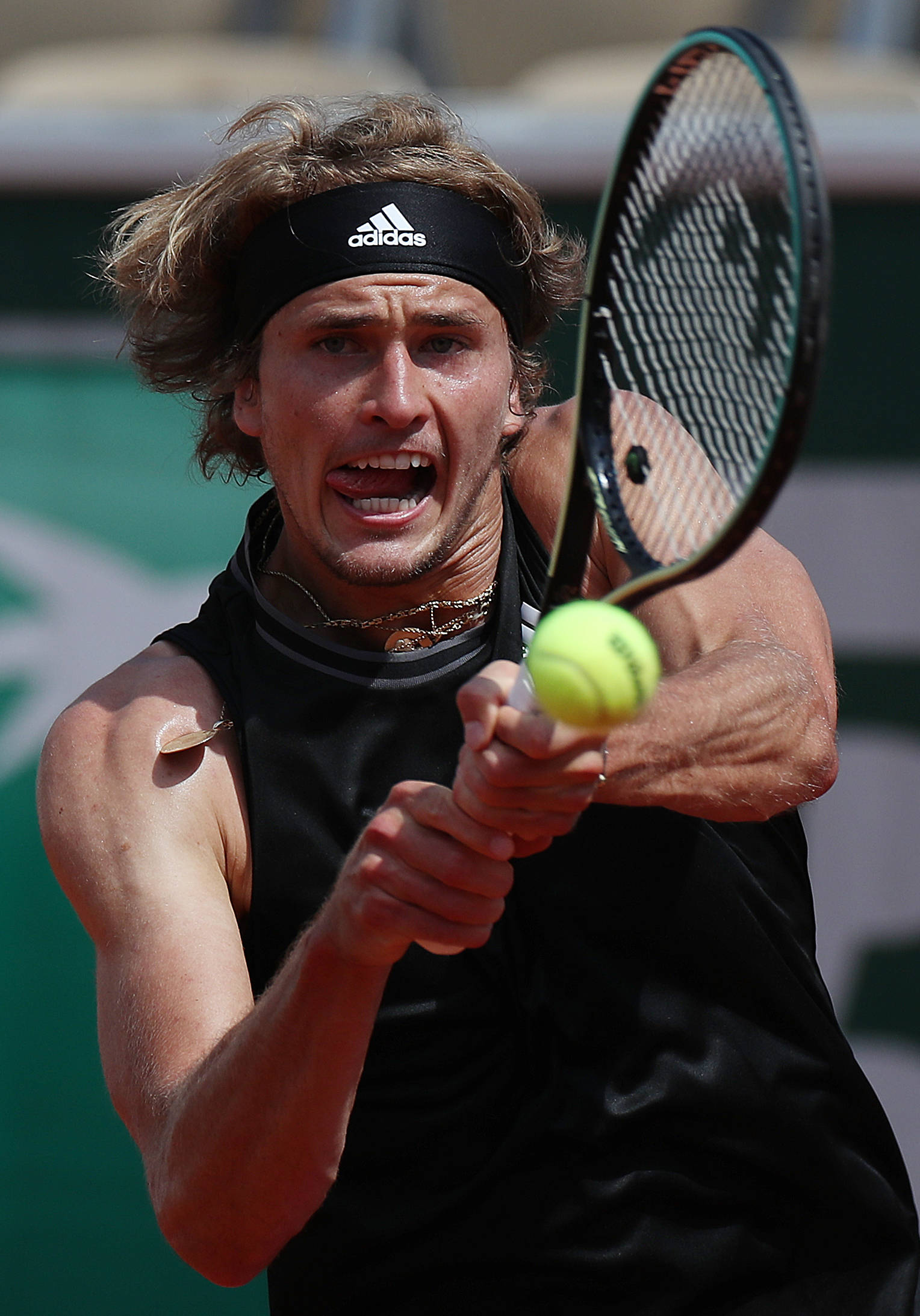 包含美国网球队血洗德国网球队，兹维列夫完成帽子戏法的词条