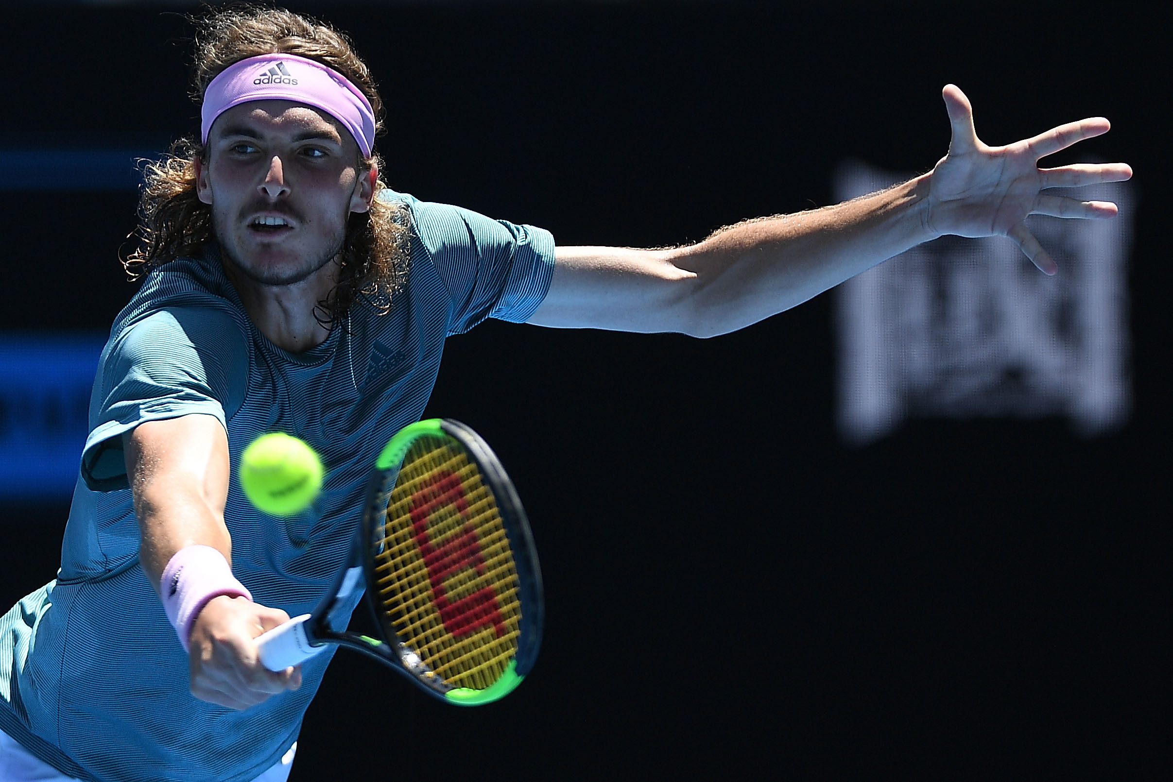 包含西班牙网球队力克意大利网球队，西西帕斯高光表现的词条