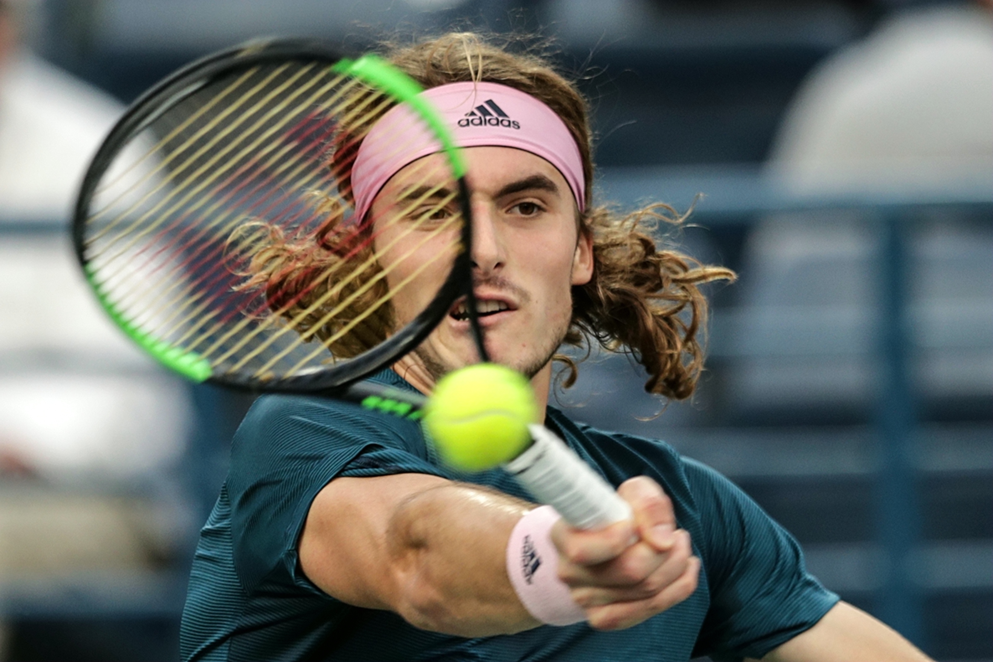 包含西班牙网球队力克意大利网球队，西西帕斯高光表现的词条