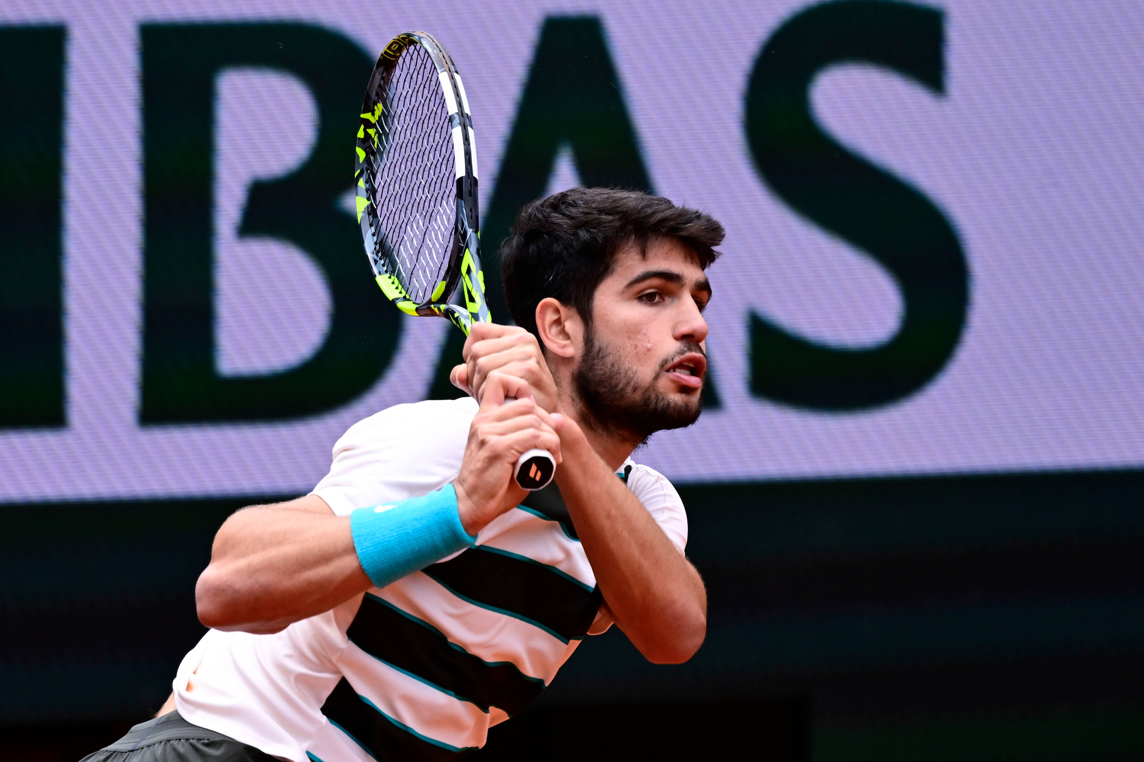 包含世界网球队逆转英国网球队，阿尔卡拉斯绝境逆转的词条