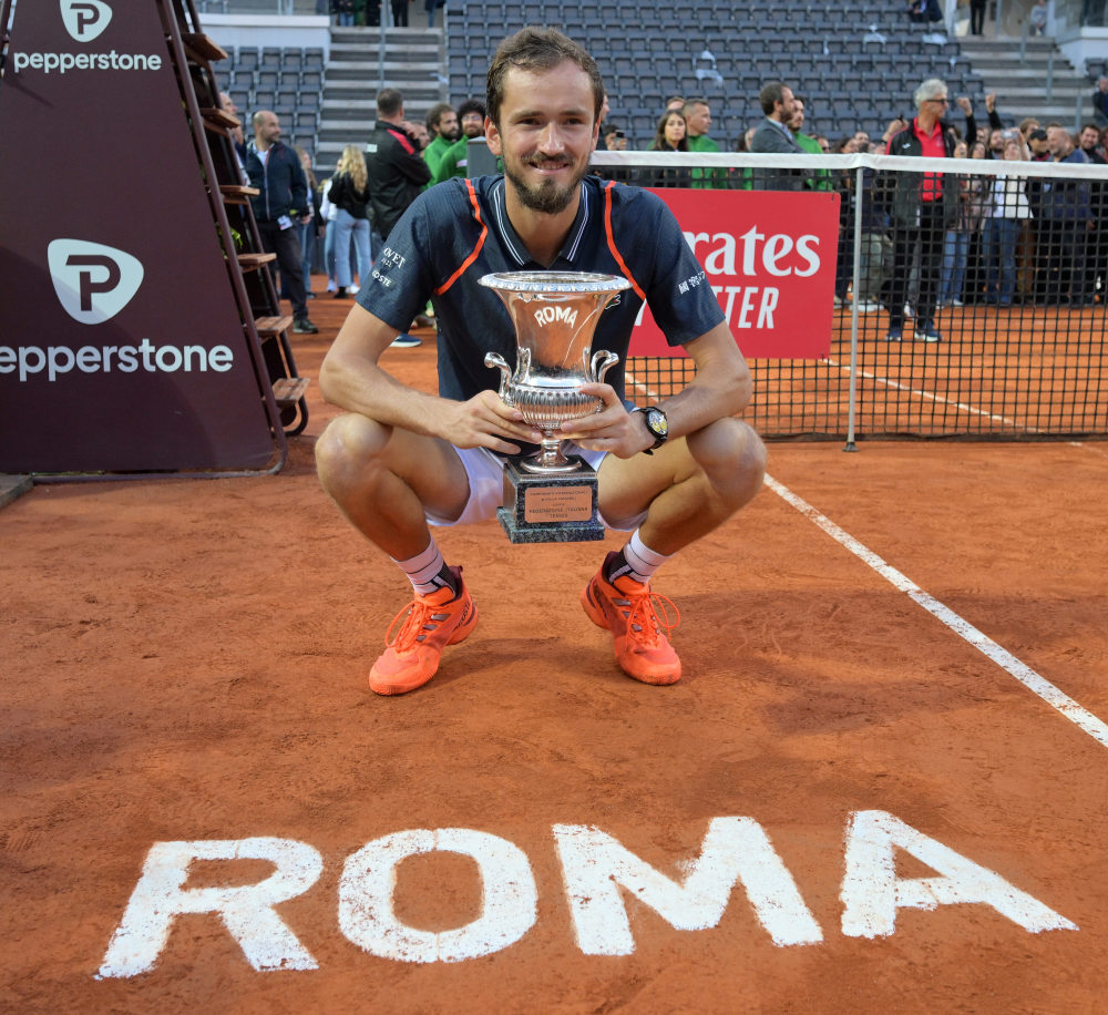 英国网球队险胜美国网球队，梅德韦杰夫关键制胜的简单介绍