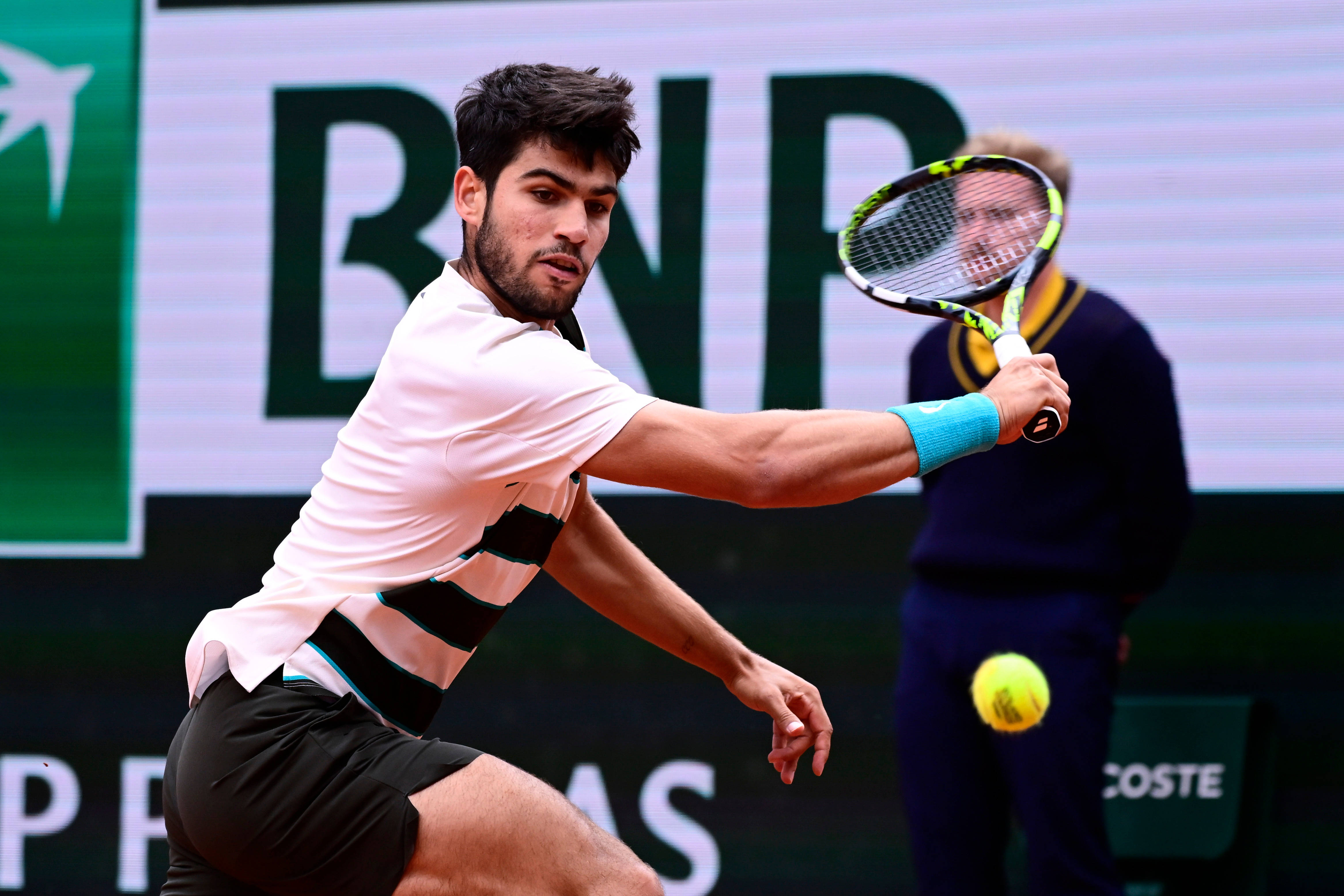 包含美国网球队鏖战英国网球队，阿尔卡拉斯打破历史纪录的词条