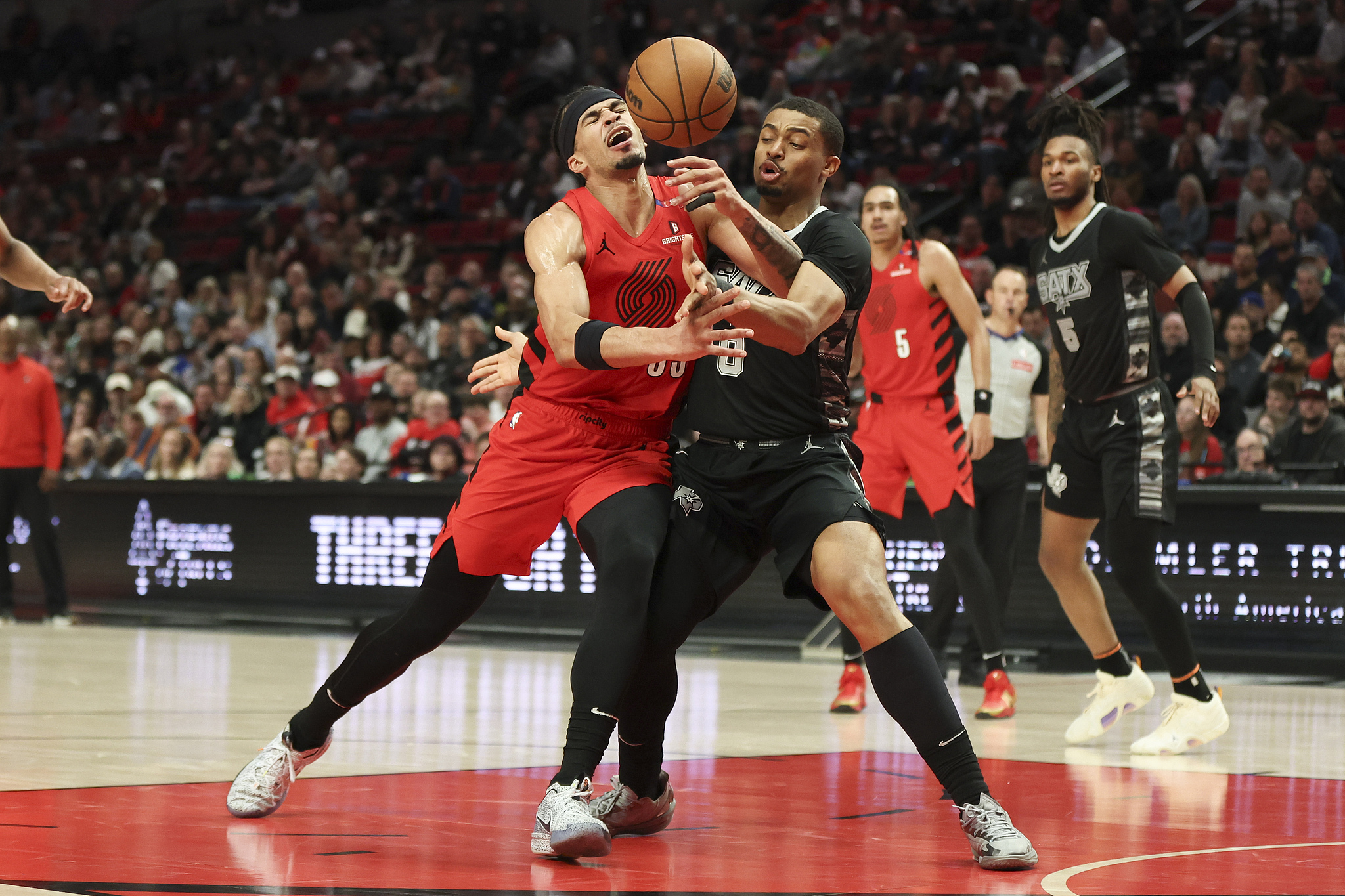 阿根廷男篮轻取马刺,波尔津吉斯关键制胜的简单介绍 阿根廷男篮轻取马刺,波尔津吉斯关键制胜的简单介绍