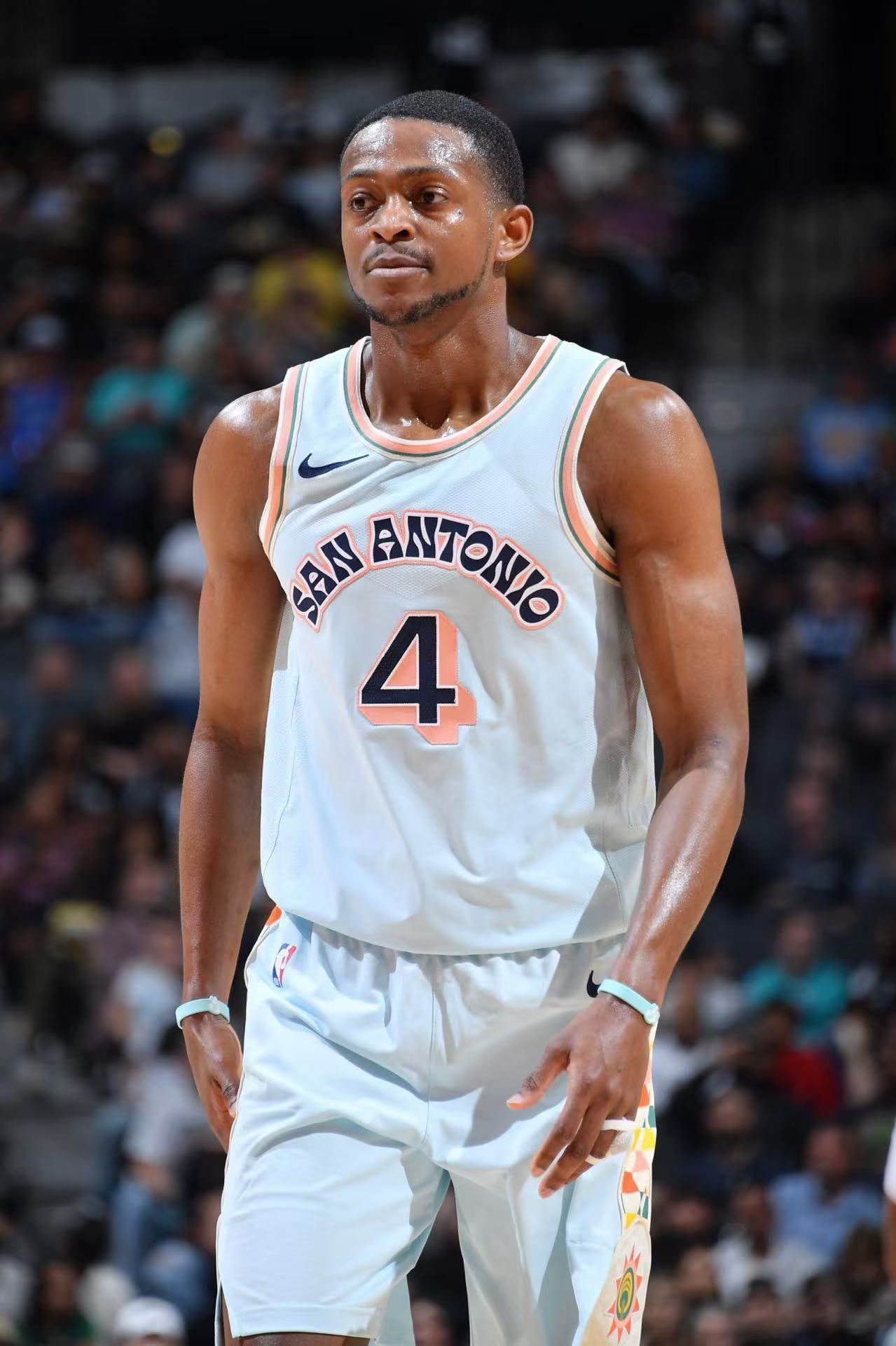 马刺新援首秀表现出色,球队士气大振的简单介绍 马刺新援首秀表现出色,球队士气大振的简单介绍