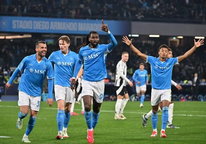 关于那不勒斯前锋梅开二度助球队获胜的信息