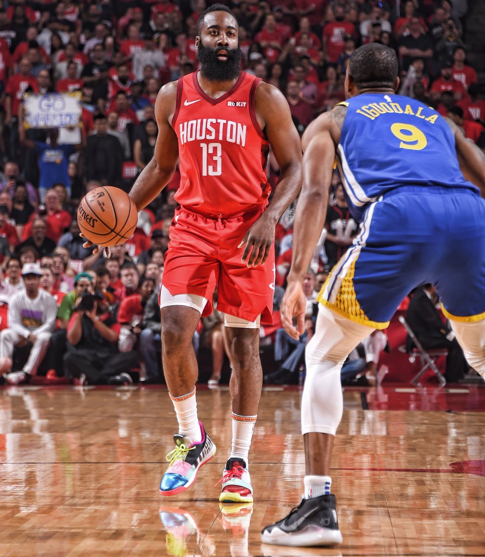 火箭队凭借团队努力赢下比赛，士气高昂的简单介绍